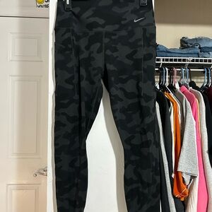 Nike Black Performance Leggings with Camouflage Pattern with pockets